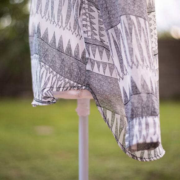 Forever 21 Black and White Triangle PatternTop Size Small - Picture 5 of 10